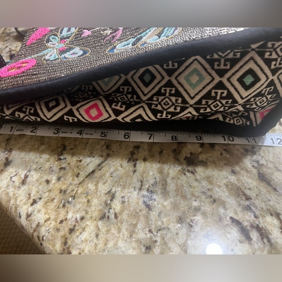 America and beyond crossbody tote is a
perfect addition to your collection. 💕 - Picture 10 of 14